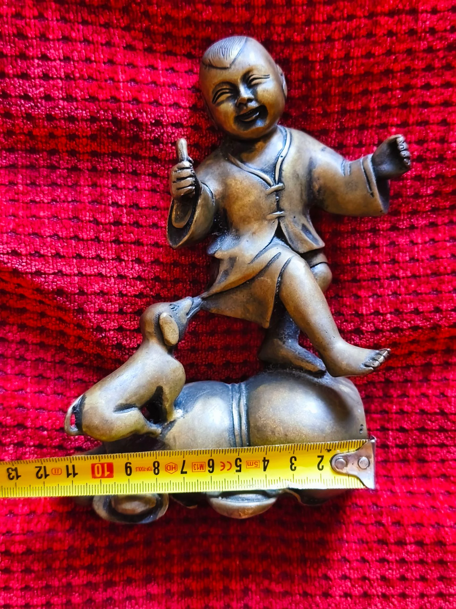 Figura escultura de bronce antigua perro y muchacho – photo 11